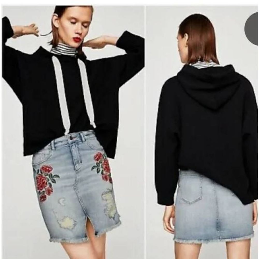 NWT ZARA BASIC Z1975 DENIM Size Small distressed jean mini skirt with red floral